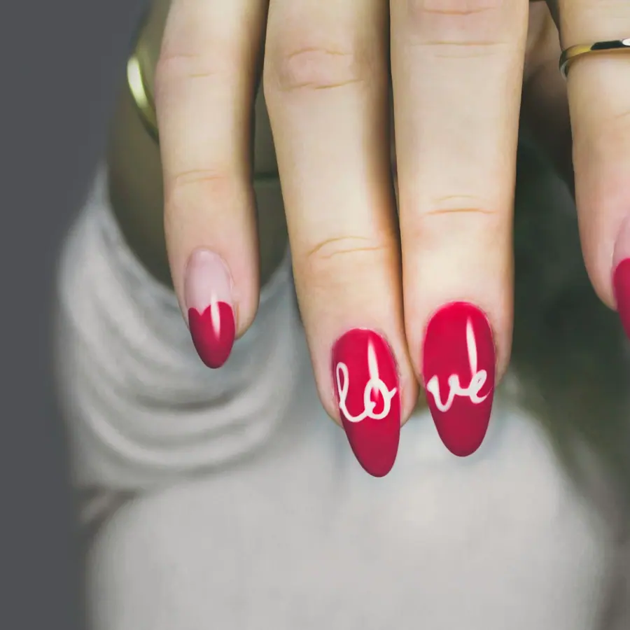 Manichiură semipermanentă cu nail art roșu