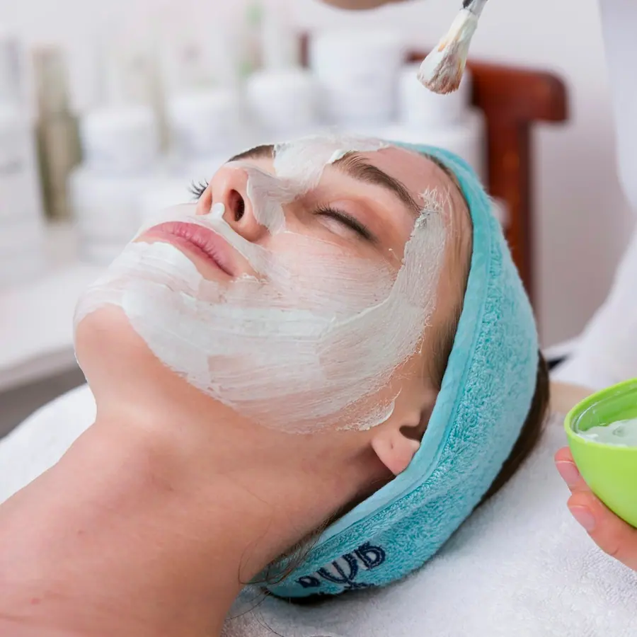 Tratament facial cu mască hidratantă