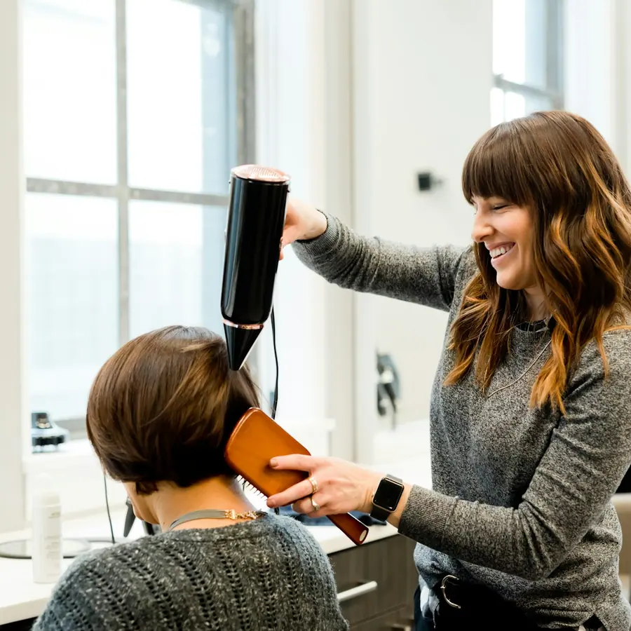 Styling final cu perie rotundă în salon