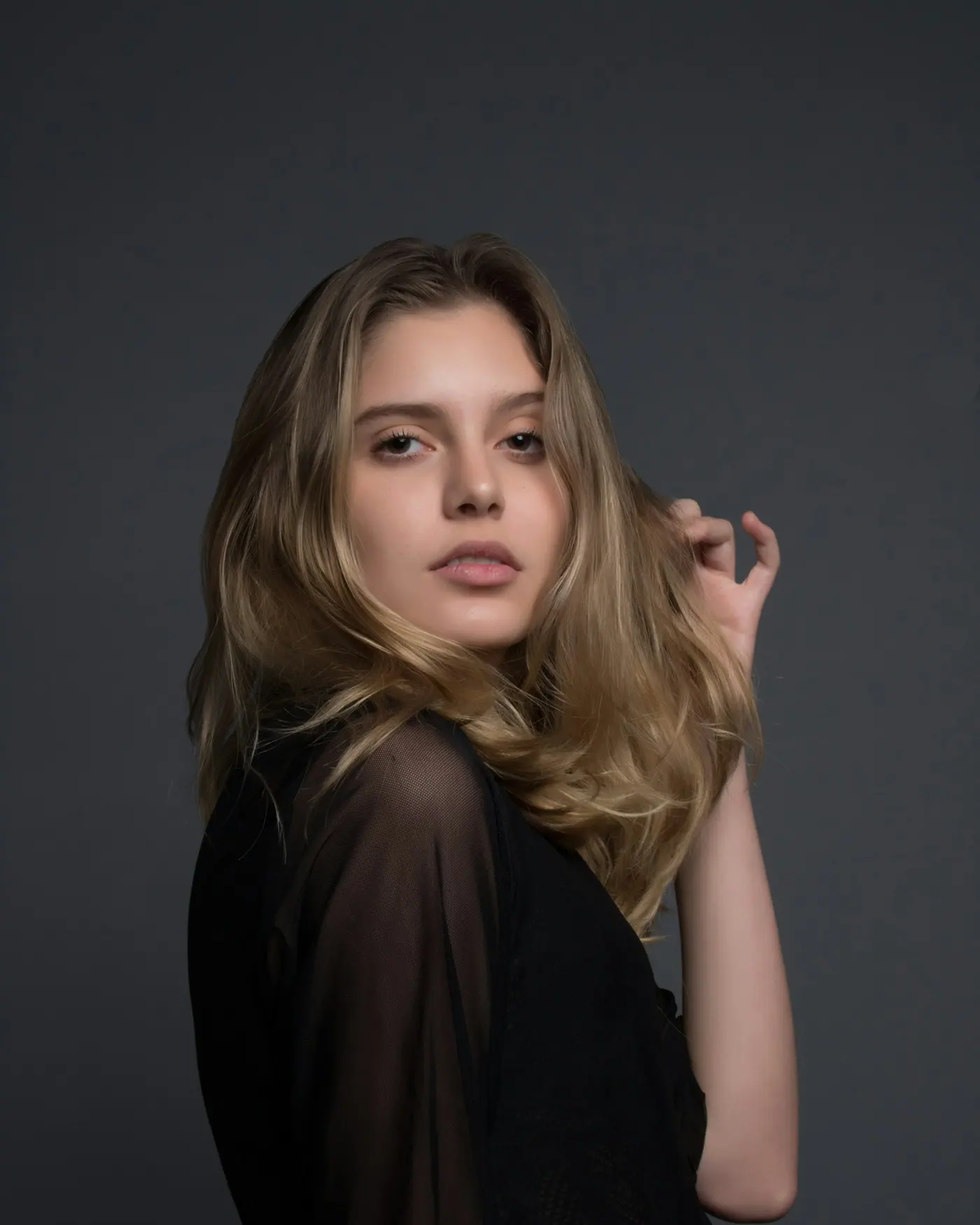 Clientă a salonului AURA după un serviciu de coafor și styling
